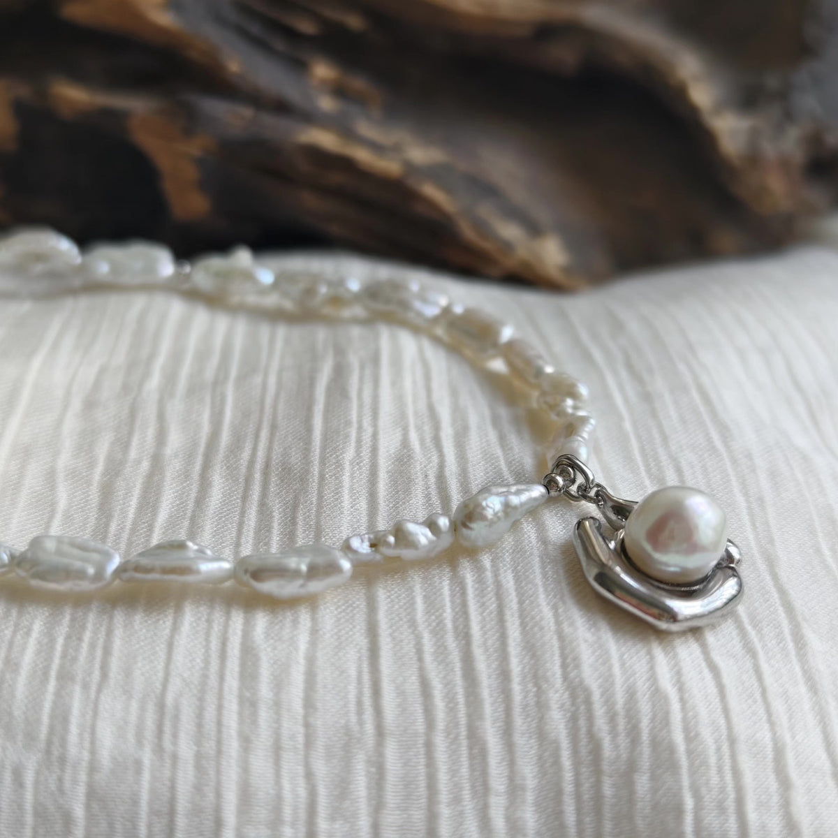 Ketting met onregelige natuurlijke parels en zilverkleurige hanger