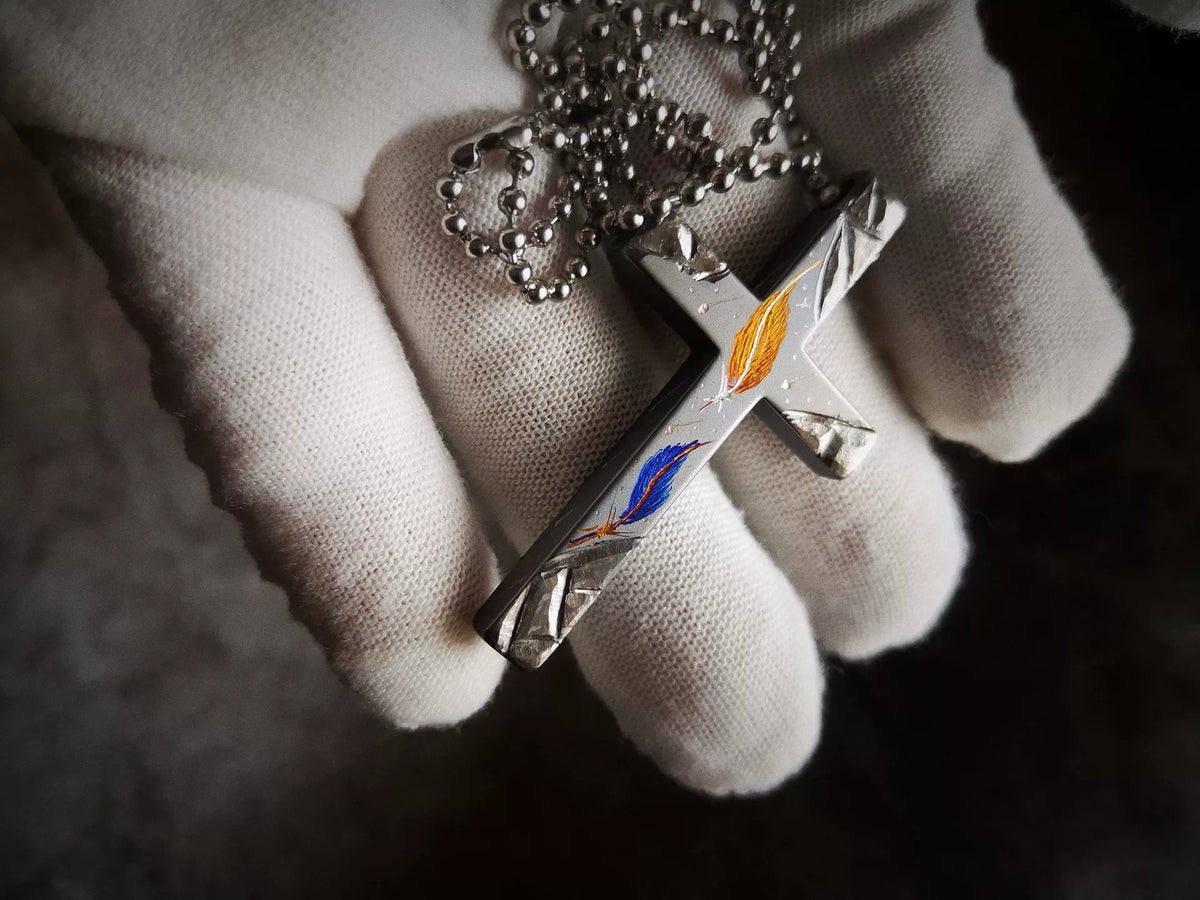 Kruishanger van puur titanium met battle worn-afwerking