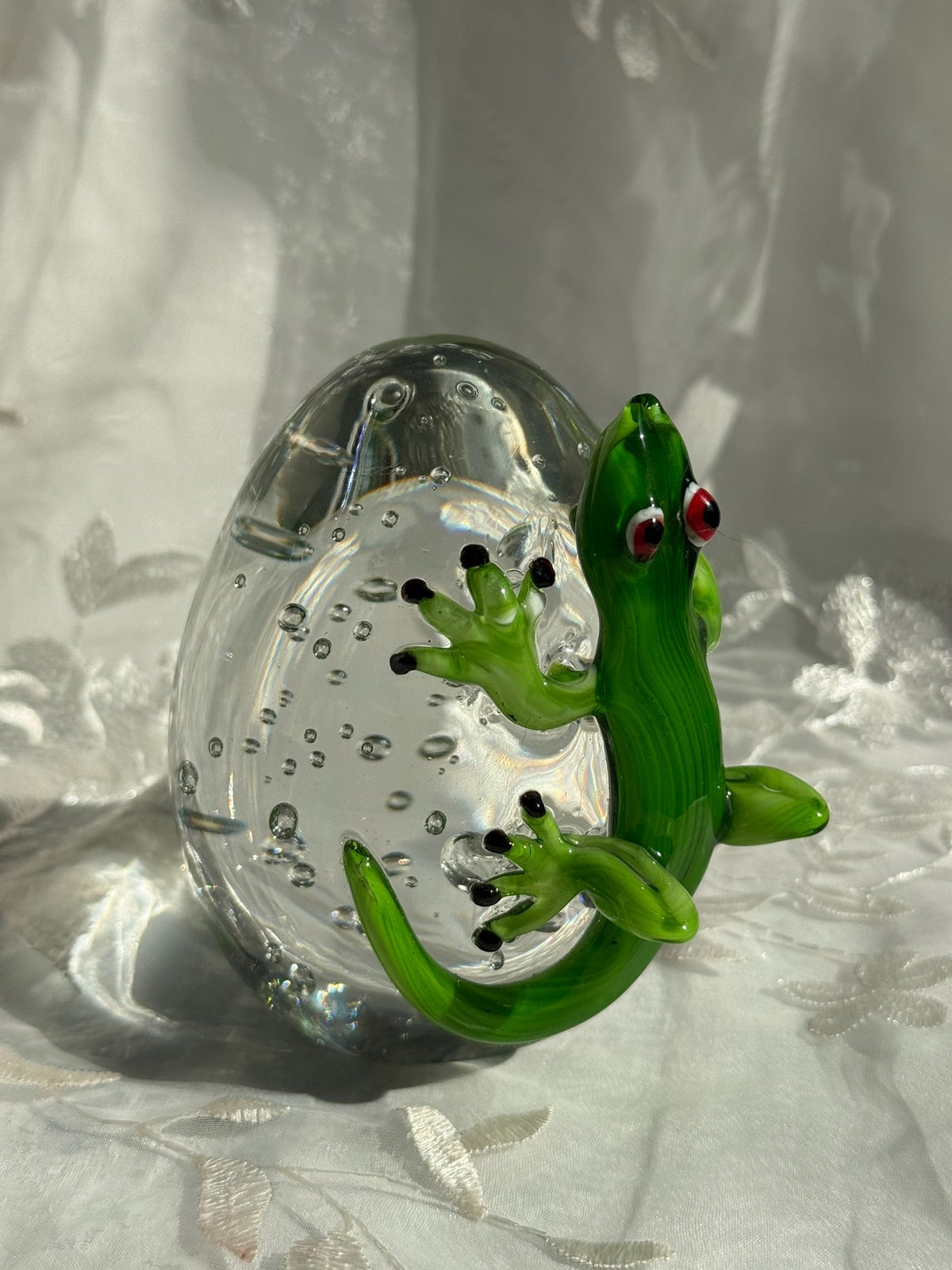 Vintage pappersvikt i kristallglas med grön gecko
