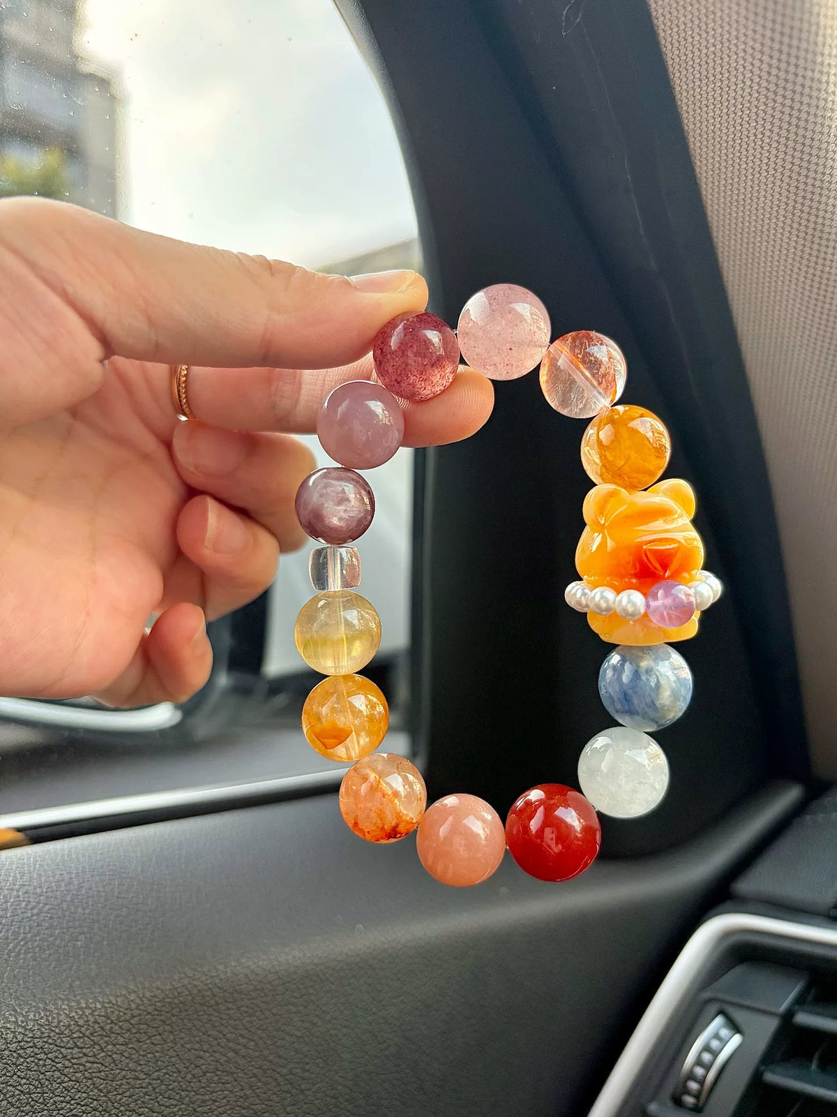 Bracelet en perles de pierres naturelles avec pendentif ours en ambre miel