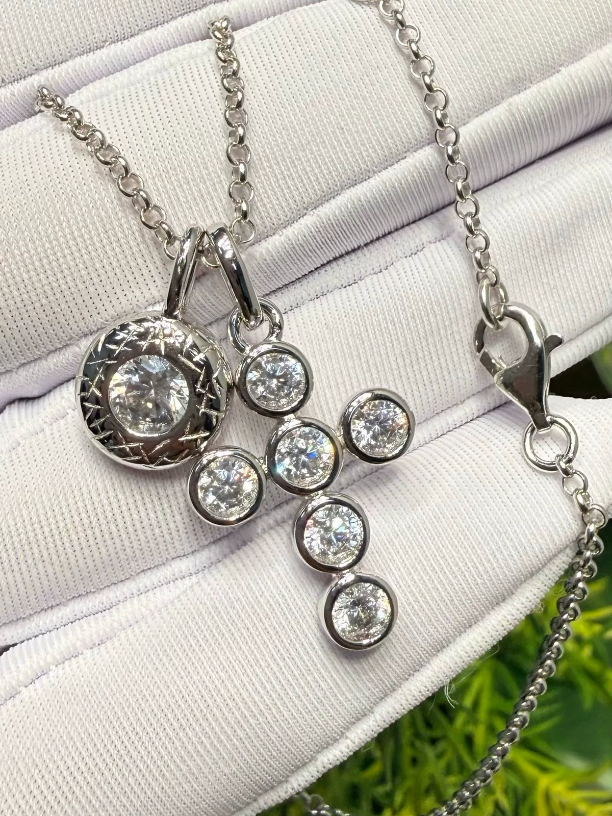 Collana con pietre d'alto carbonio e croce incastonata