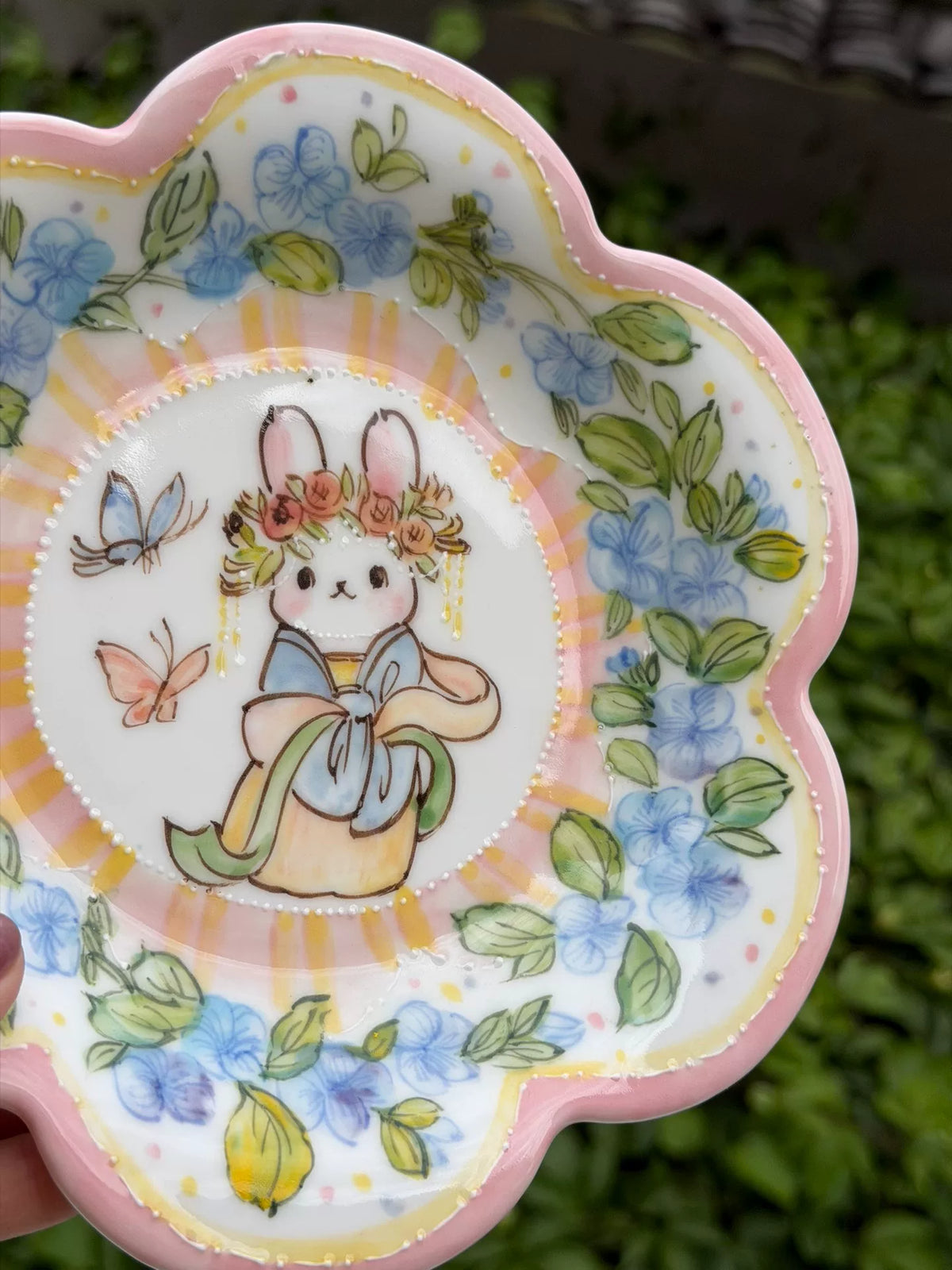 Piatto in ceramica con coniglio floreale dipinto a mano