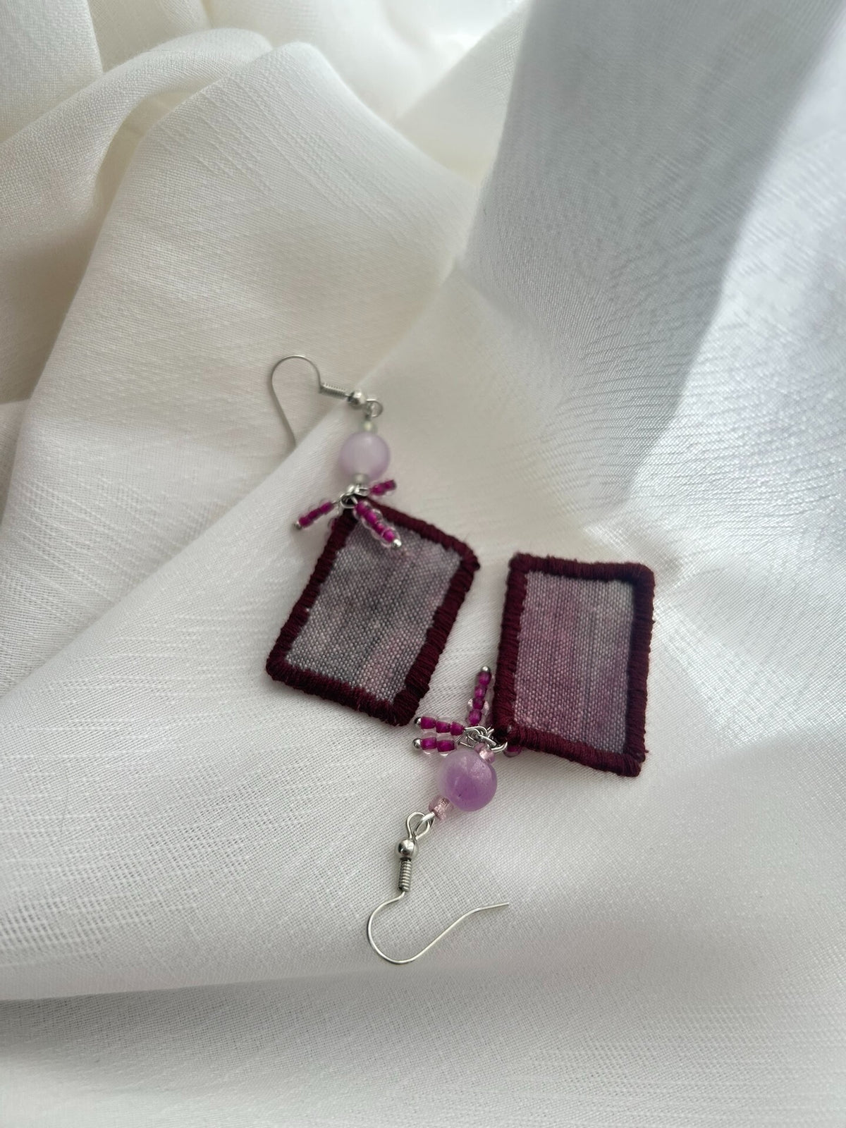 Pendientes largos rectangulares de tela burdeos