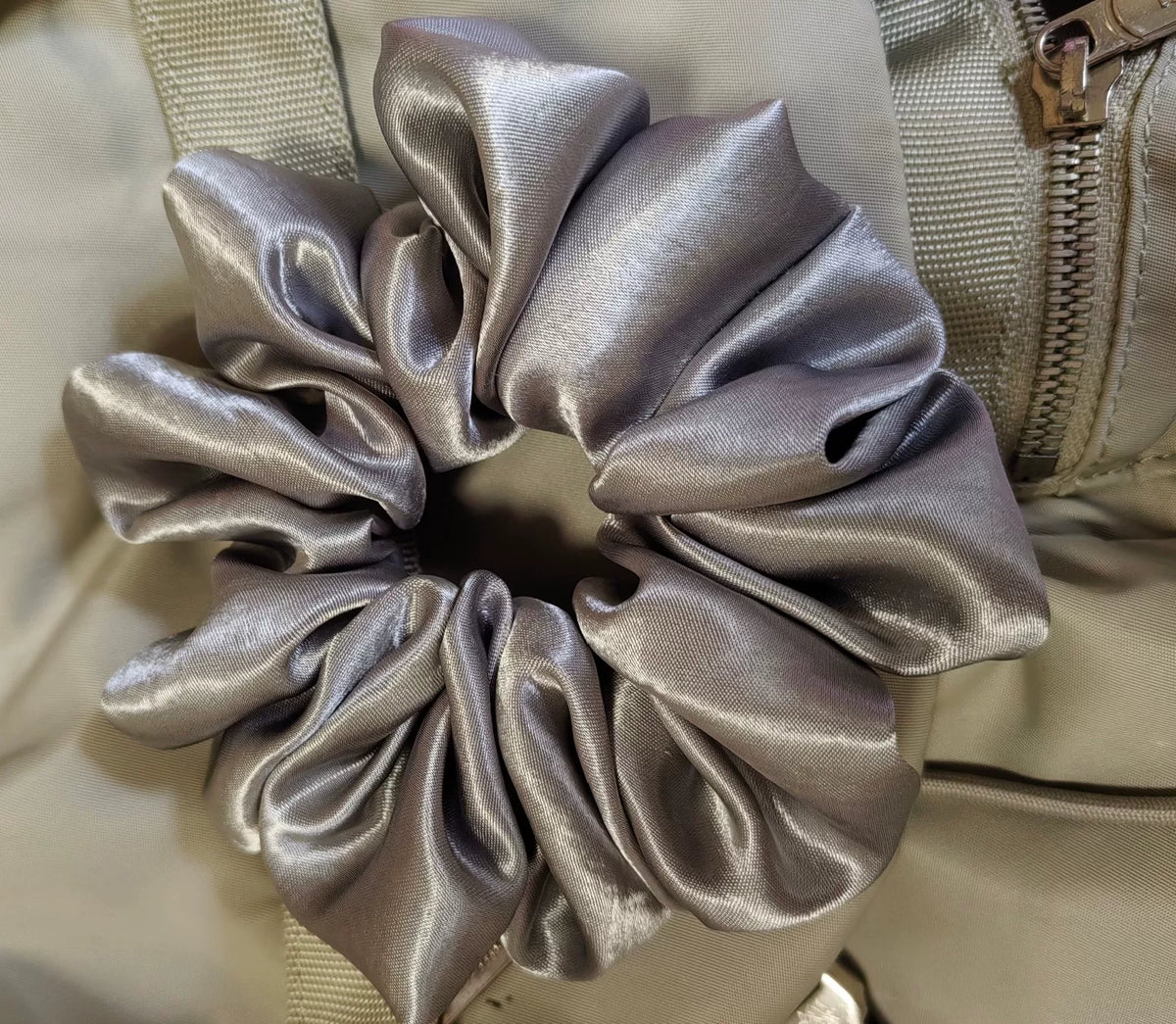 Elastico in raso grigio fatto a mano