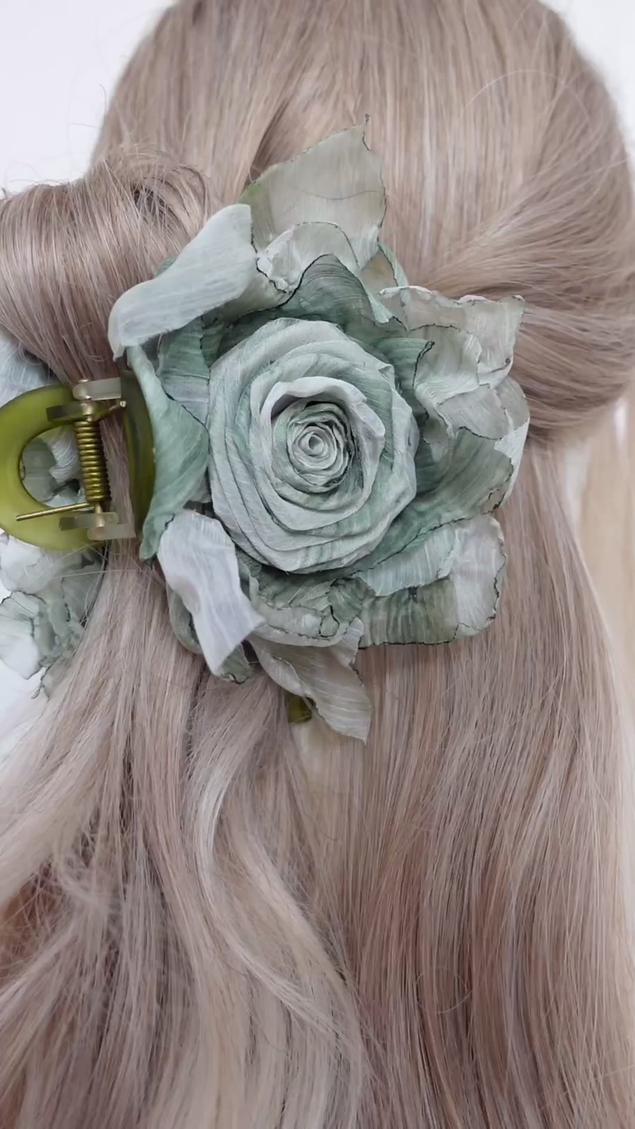 Pince à cheveux avec roses en tissu vert