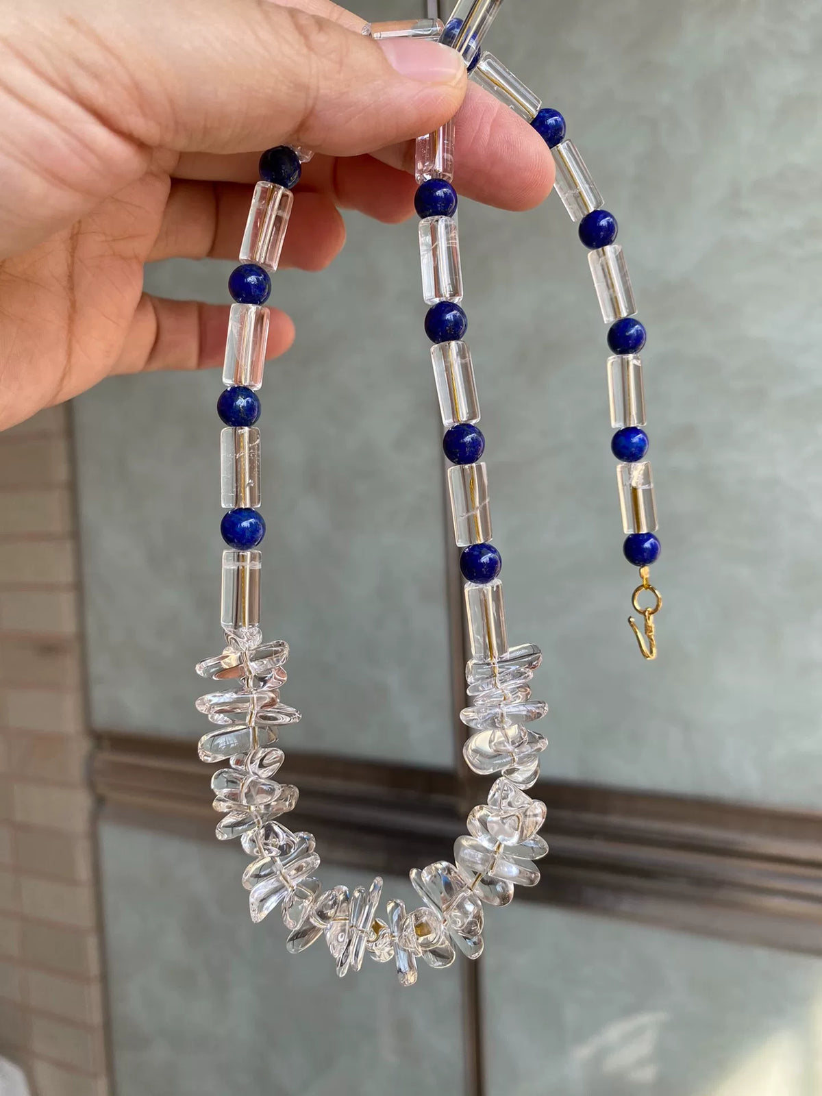 Collier de perles lapis-lazuli et cristal blanc