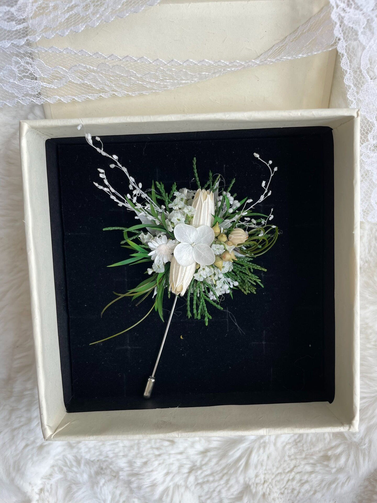Konservierte weiße Blumenbrosche mit silberner Nadel