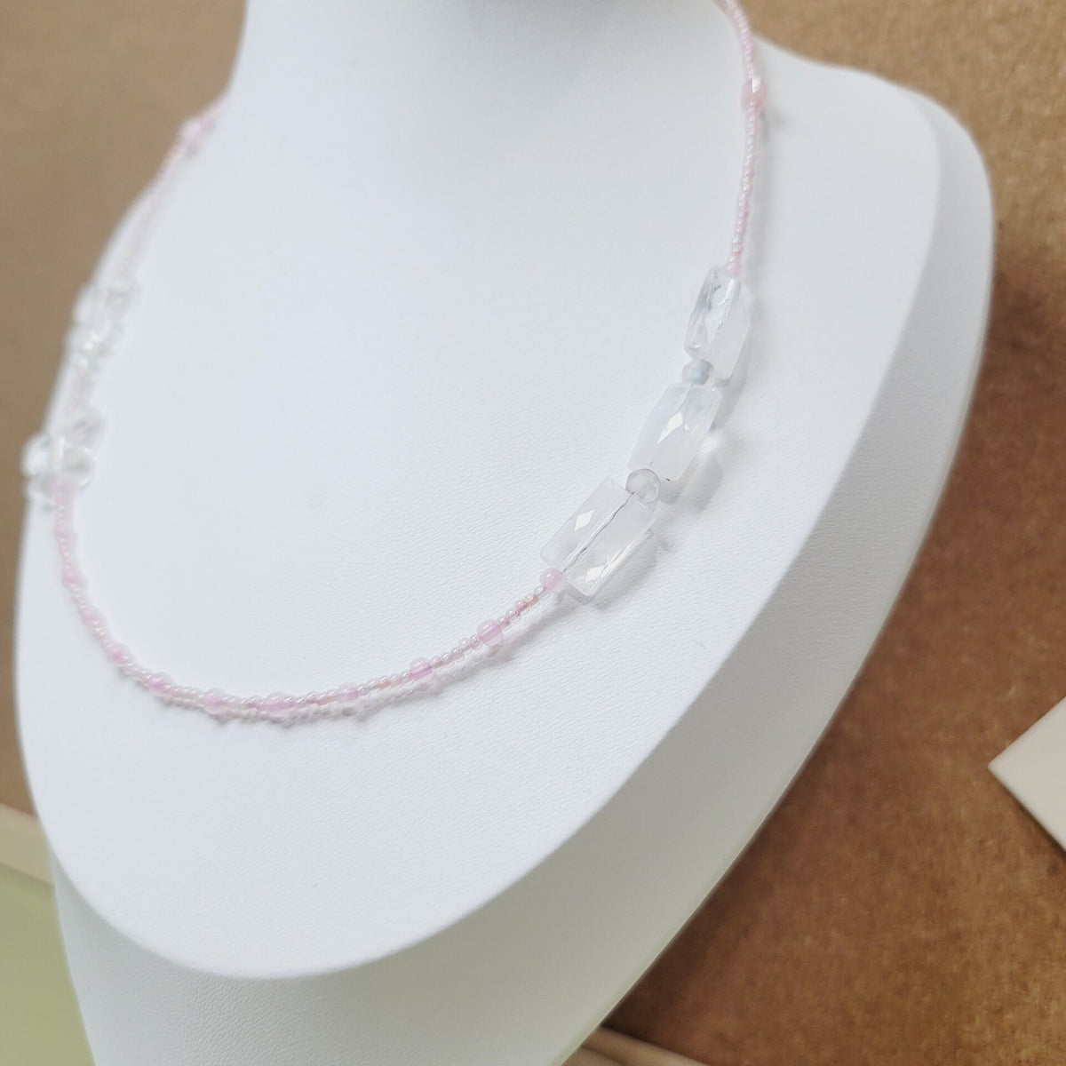 Collana artigianale in perline rosa e bianche con ciondoli a farfalla