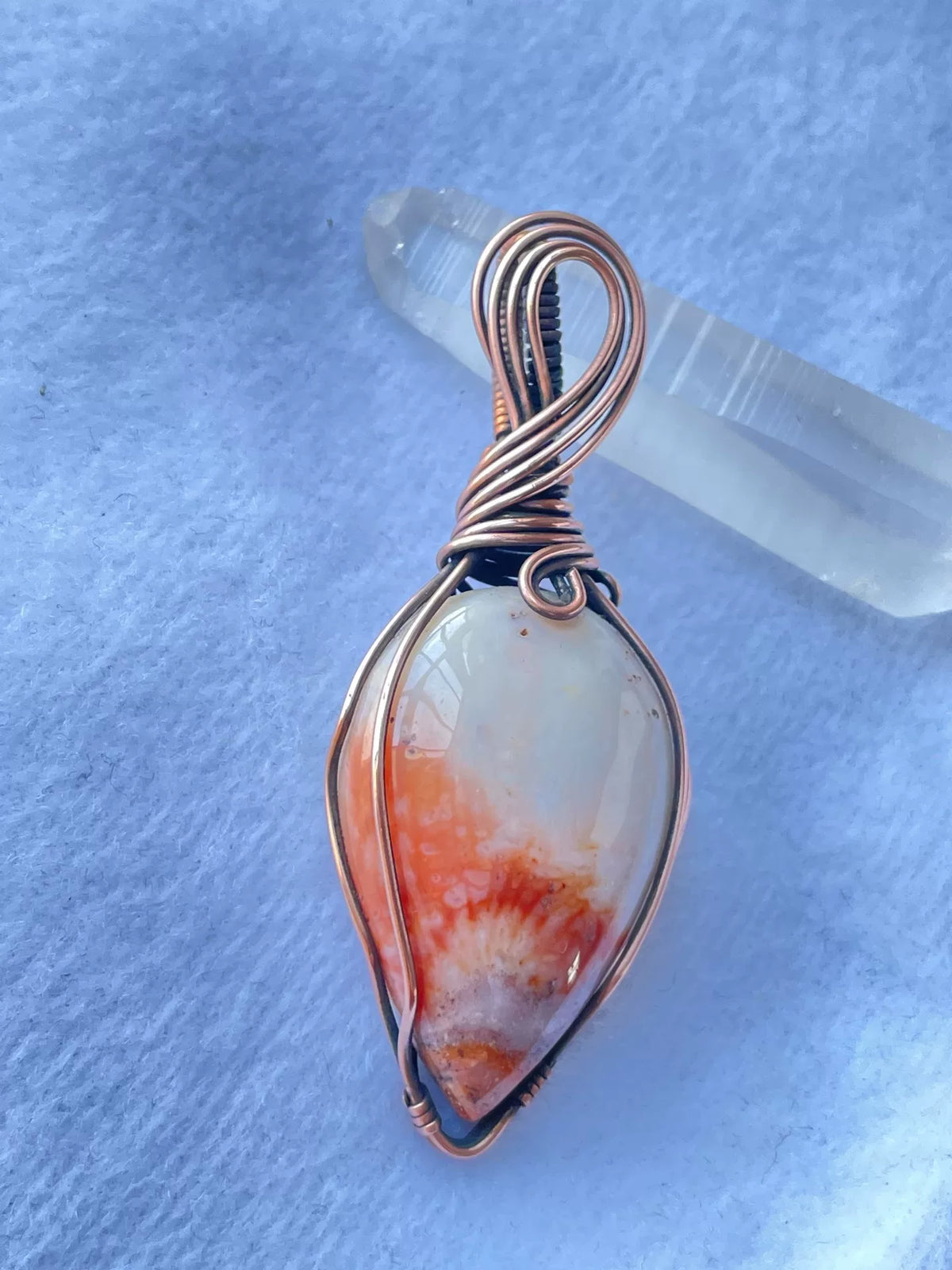 Pendentif en goutte de jade corail naturel sert de cuivre