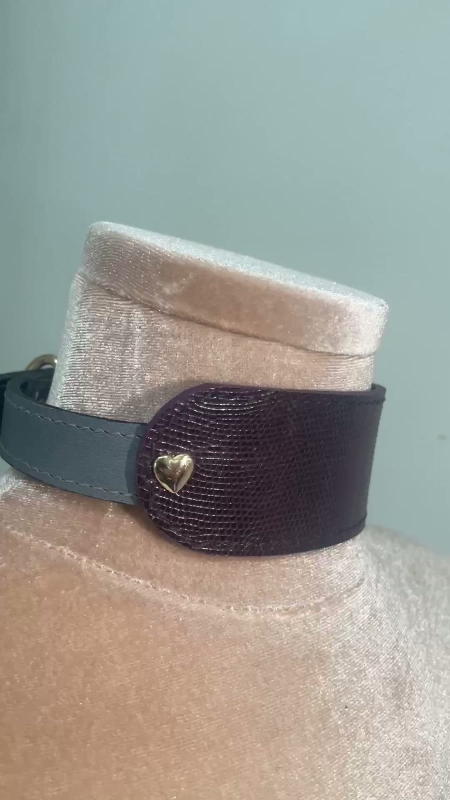Hundehalsband aus violettem Echsenleder