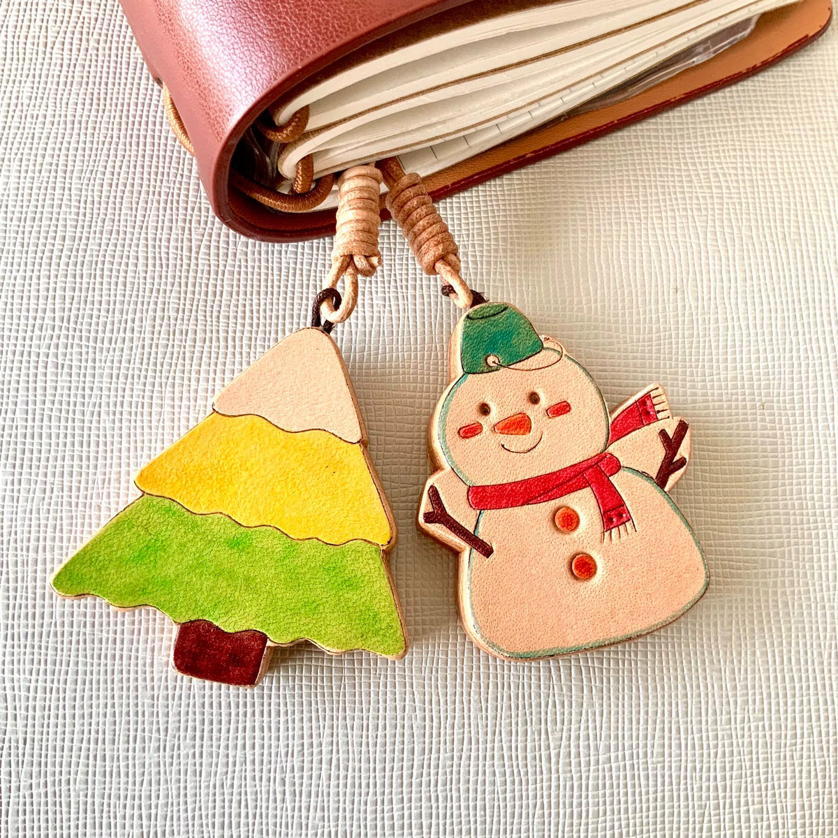 Conjunto de Charms de Couro Boneco de Neve e Árvore