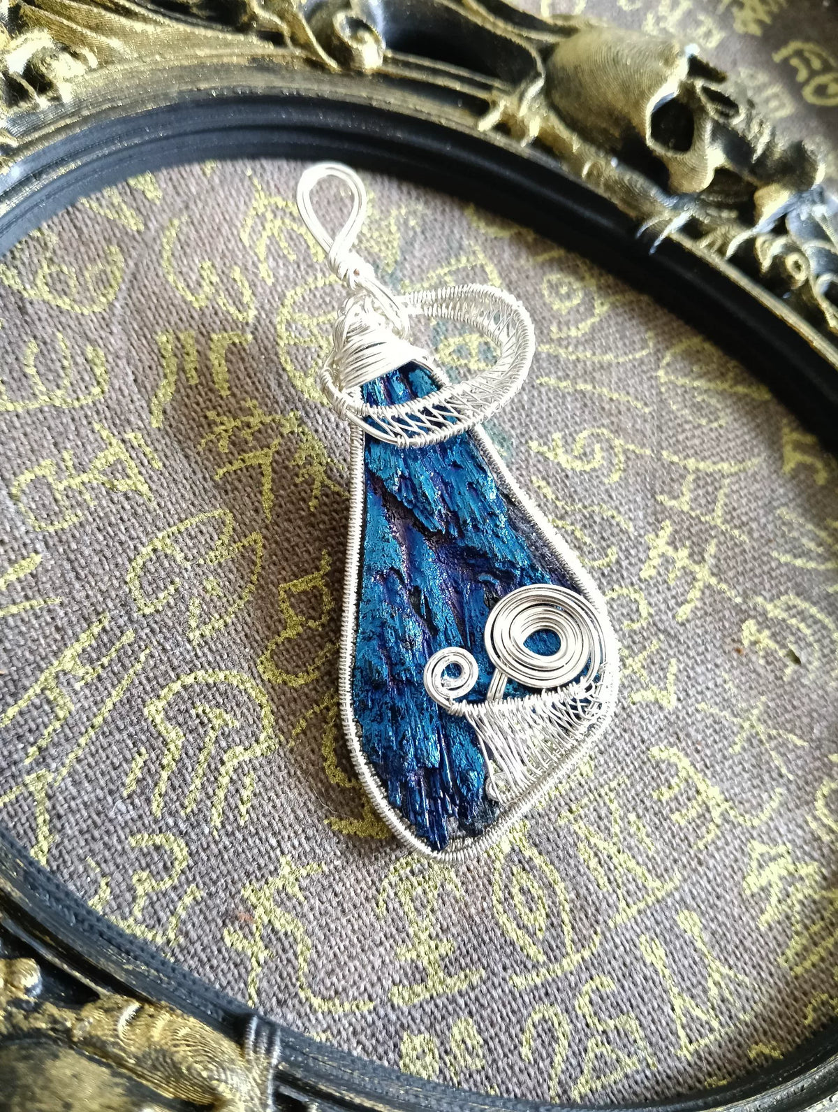 Ciondolo in filo avvolto con pietra blu iridescente