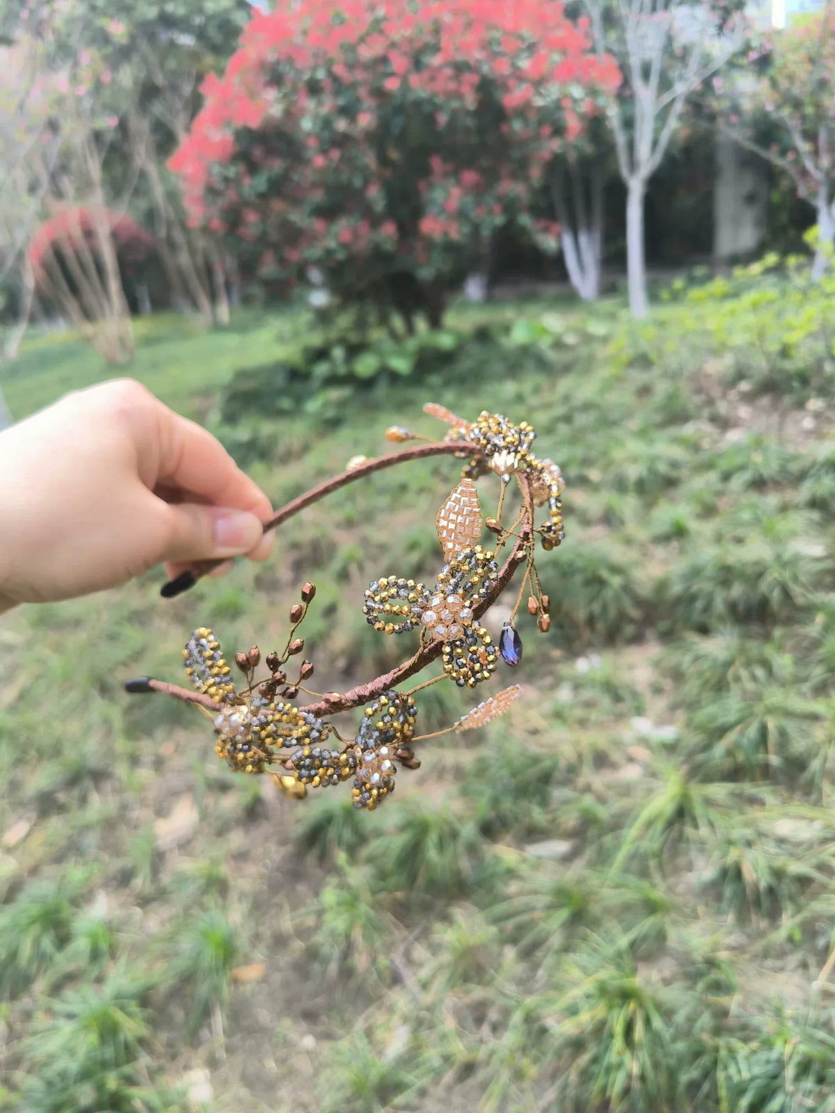 Handgefertigtes Haarband mit Kupferdraht und Kristallblumen