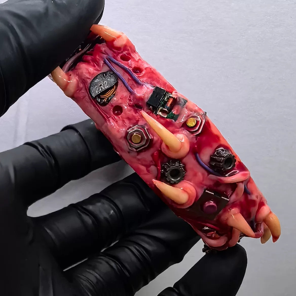 Pulseira Bracelete Aberto Biomecânica de Resina Vermelha
