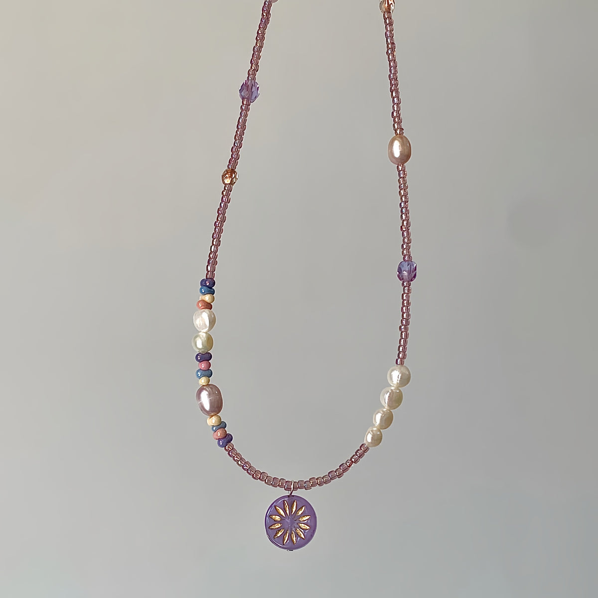 Collana di Perline con Ciondolo Bauhinia e Perle d'Acqua
