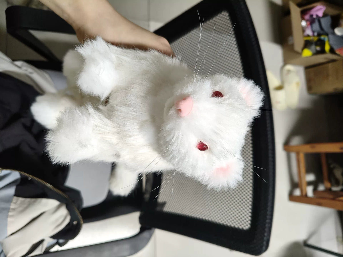 Handgemaakte replica van een langharige witte ferret
