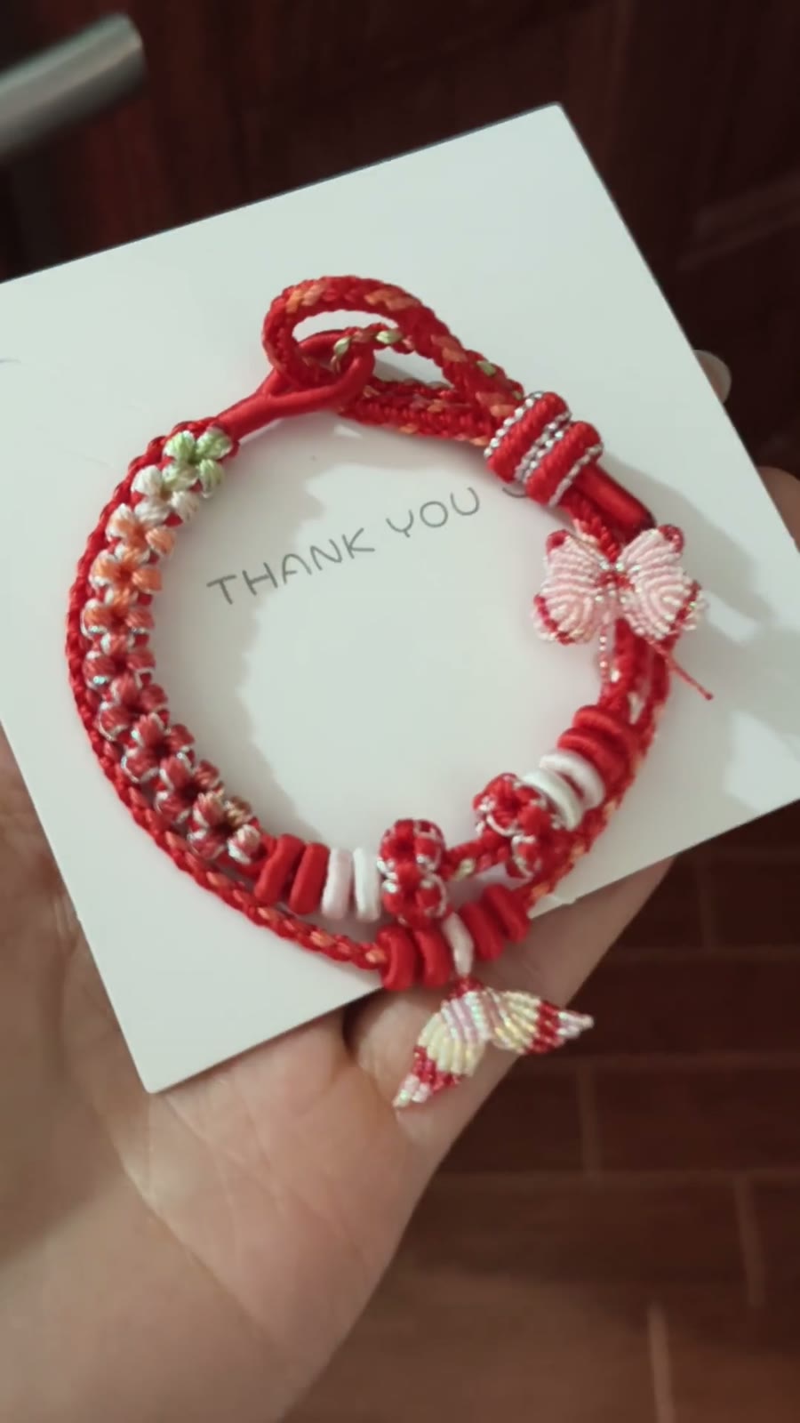 Handgefertig geflochtenes Armband Rot-Weiß mit Schmetterling