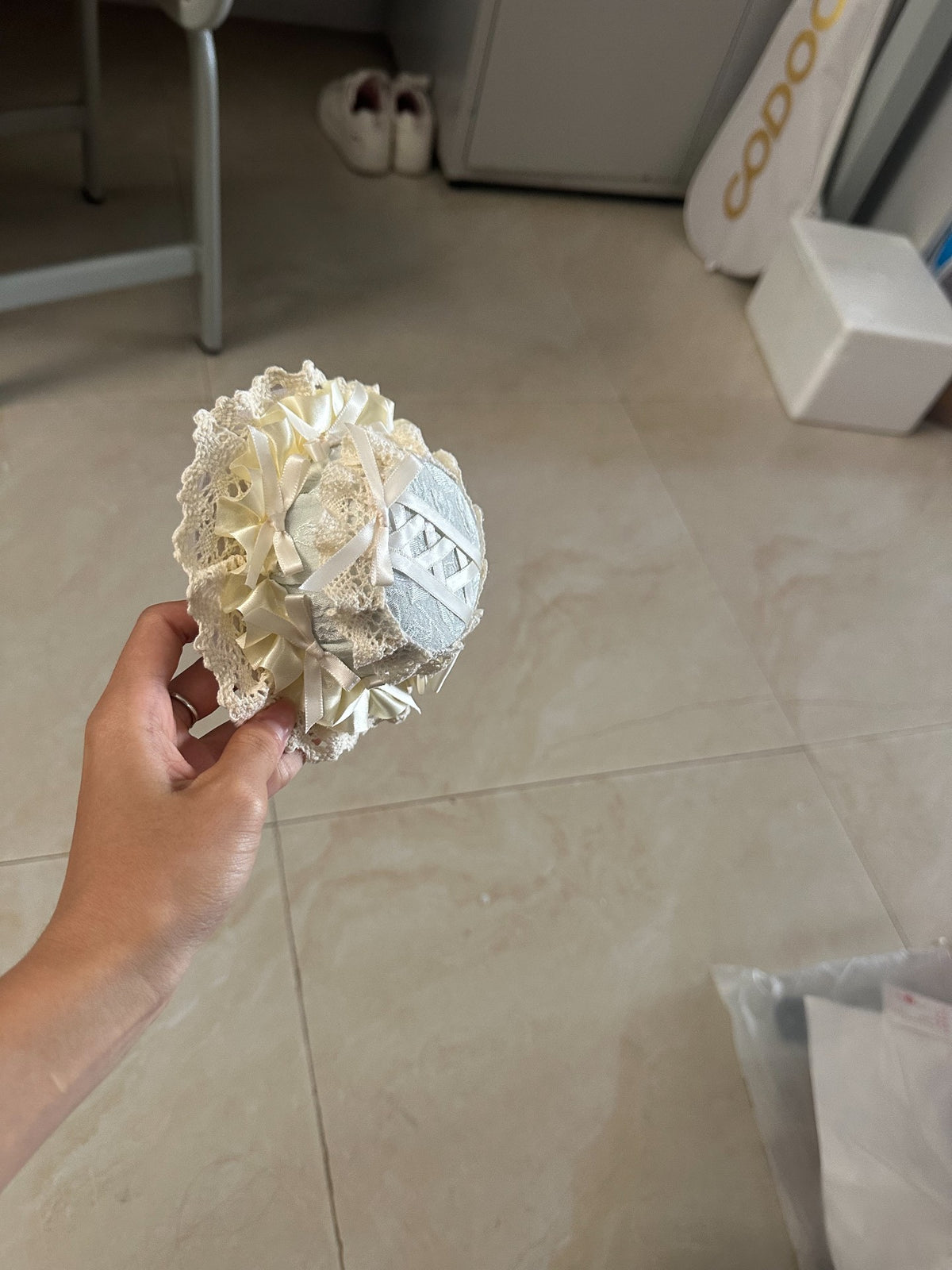 Elfenbein-Haube im Lolita-Stil mit Spitze
