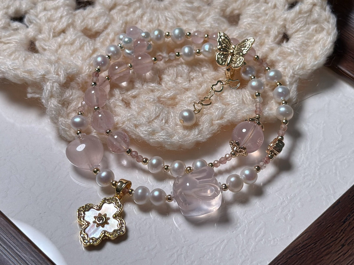Brazalete de Cuarzo Rosa, Conejo y Perlas de Doble Capa