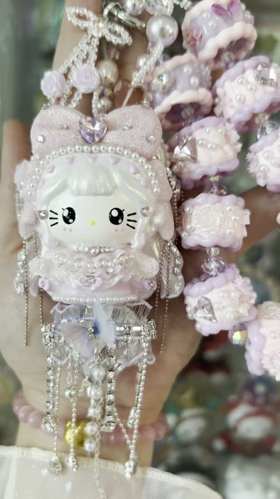Handgjort pärlhänge med vit katt och rosa rosett