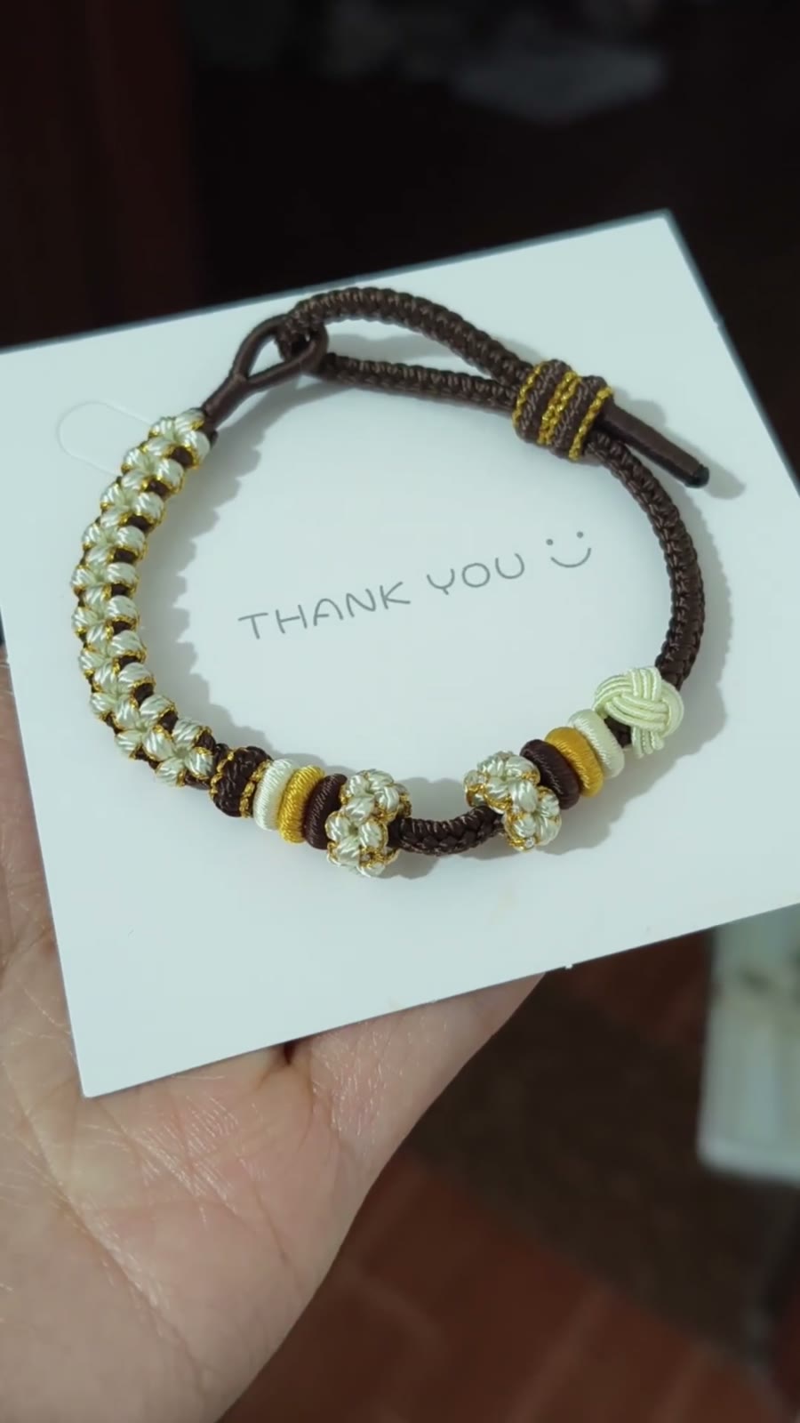 Pulseira de Cordão Castanho Tecida à Mão com Contas de Dourado Branco