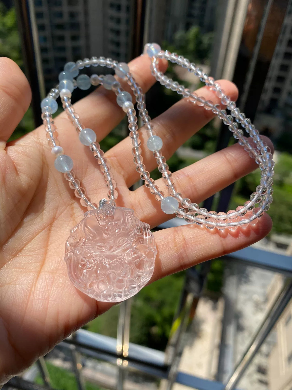 Colar com Pingente de Raposa em Cristal Branco e Águas-Marinhas