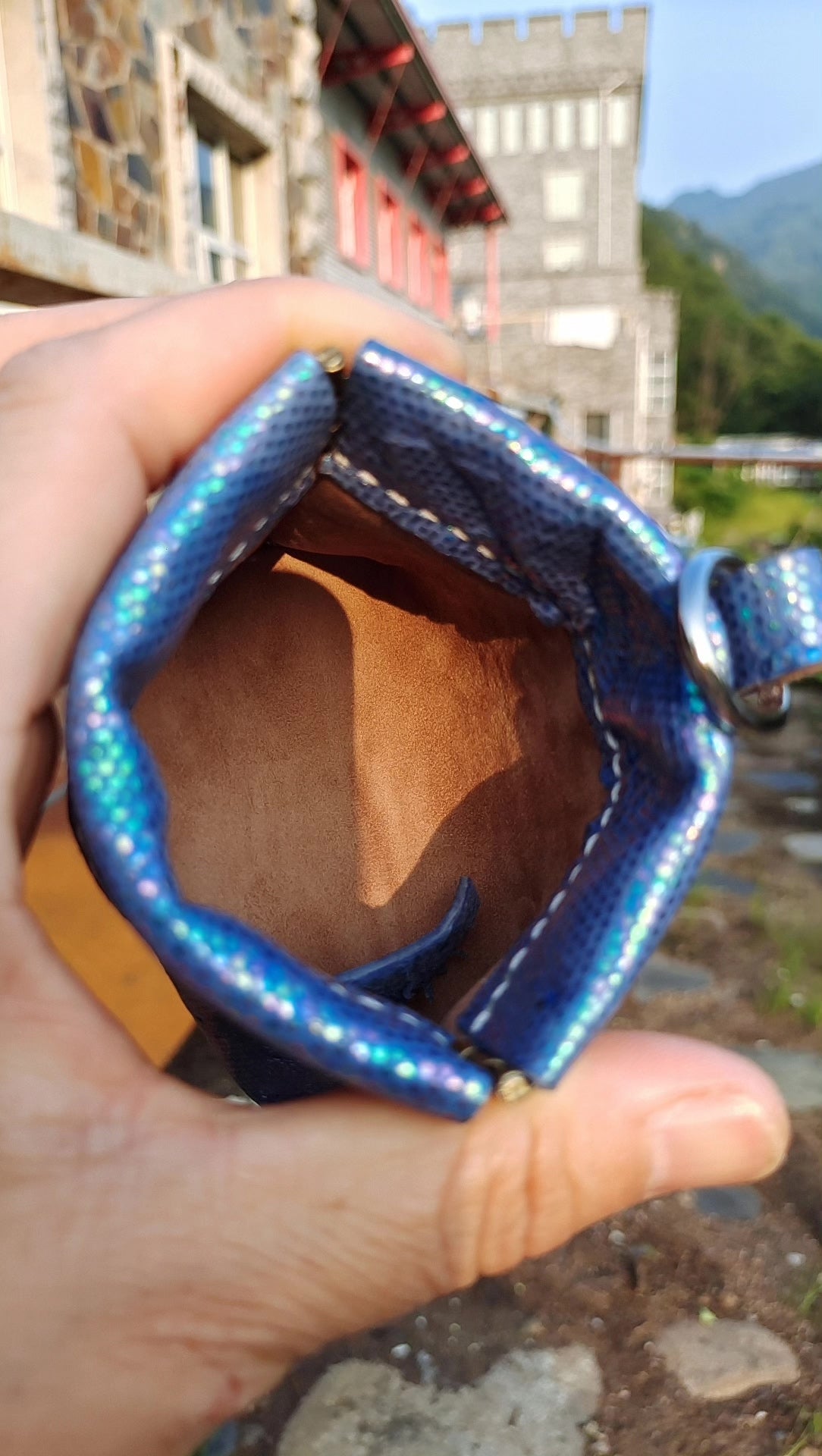 Pochethette pour noix en cuir d'autruche bleu iridescent
