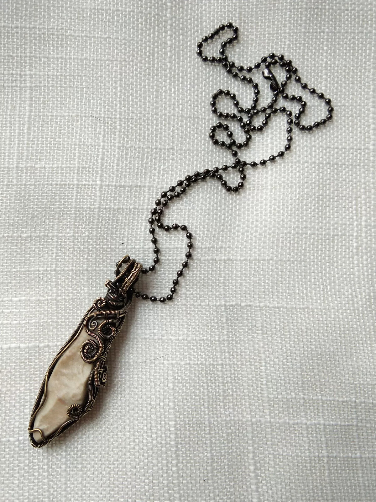 Handgefertigte Alxa-Jade-Wickdraht-Hängerkette
