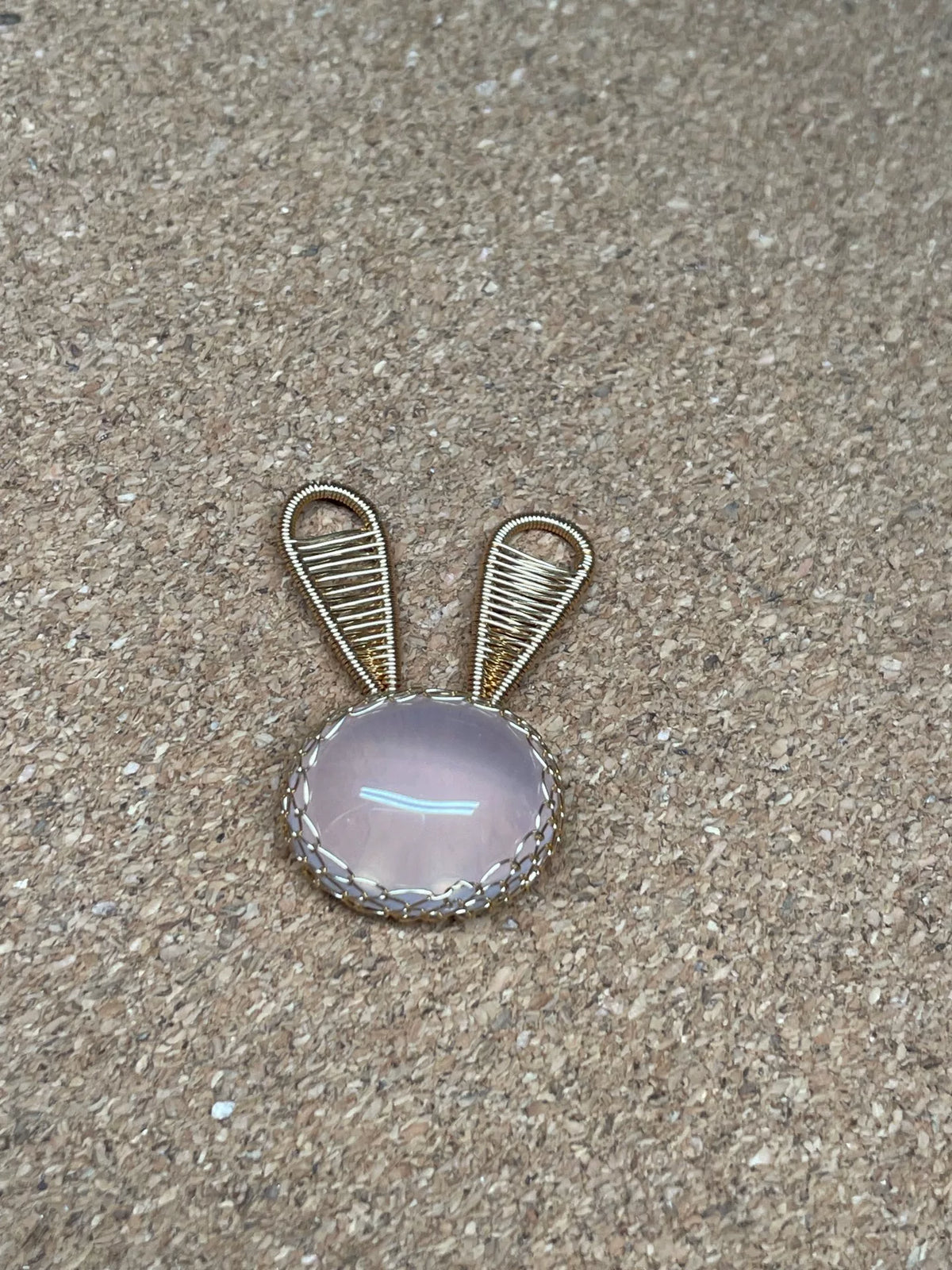 Pendentif Lapin en Quartz Rose Torsadé