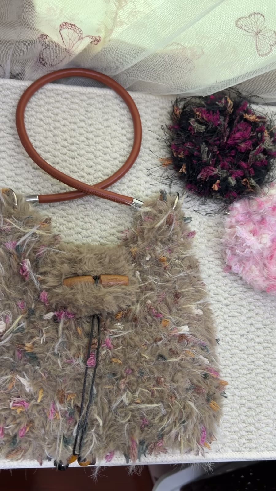 Häkel-Schultertasche aus gemischtem Garn mit Scrunchies