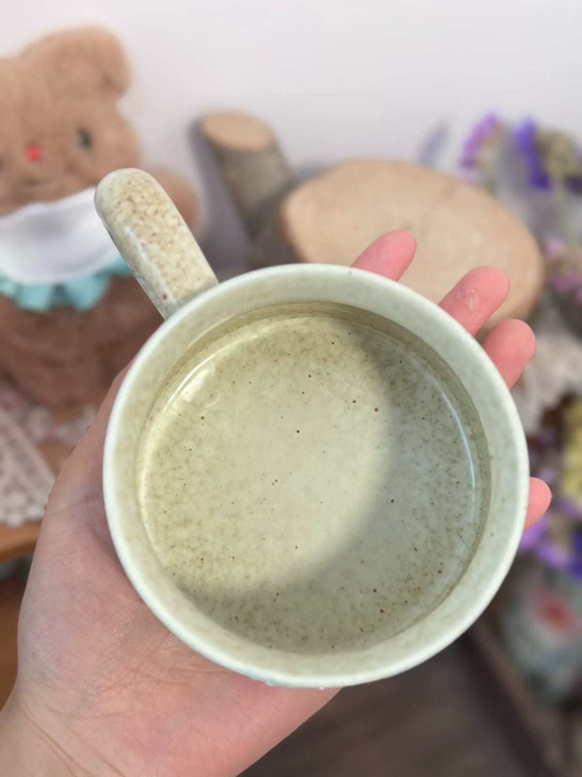 Handgefertigte Keramiktasse mit Katzenmotiv und Karomuster