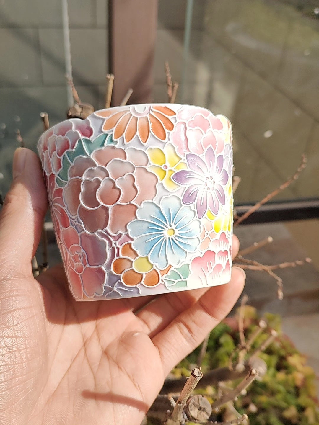 手描き花柄の陶器製ティーカップ