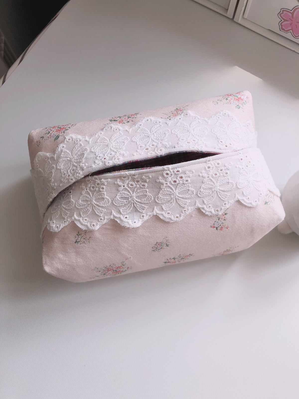 Estuche para pañuelos de encaje floral rosa artesanal