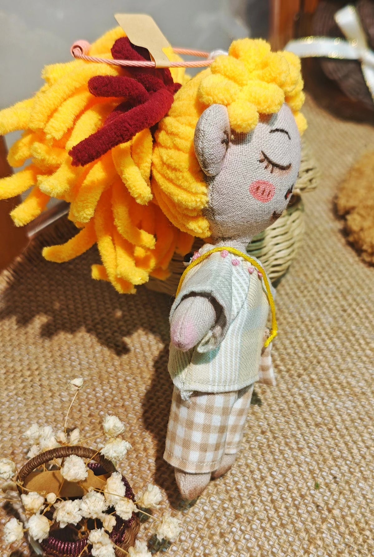 Chaveiro de Boneca de Tecido Artesanal com Cabelo Dorado
