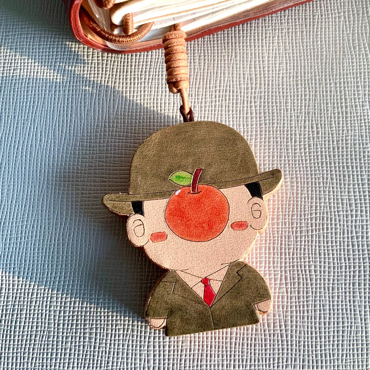 Conjunto de Três Charms de Couro Esculpidos à Mão