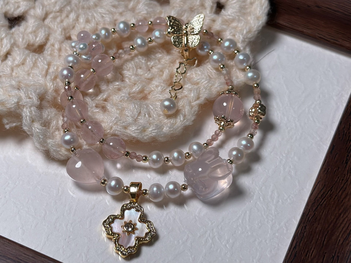 Brazalete de Cuarzo Rosa, Conejo y Perlas de Doble Capa