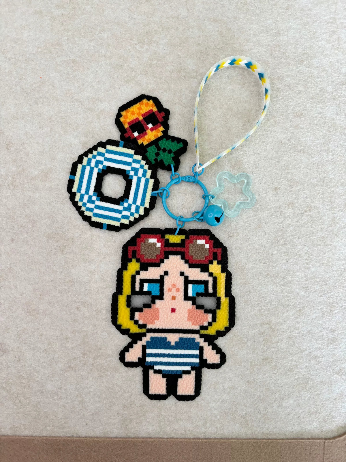 Ensemble de porte-clés en feutrine fille pixel art