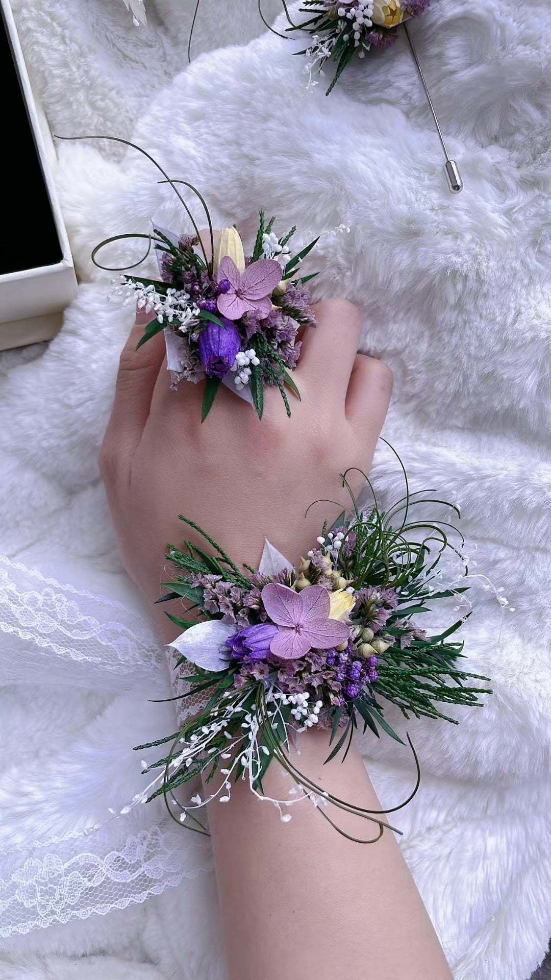 Set med lila konserverade blommor, ring, knapphål och blarmband