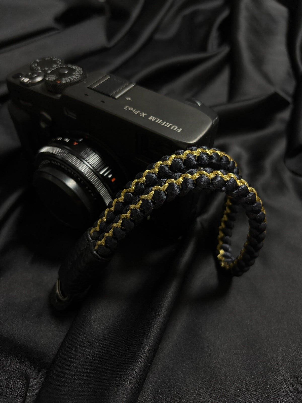 Sangle de poignet en soie tissée noire