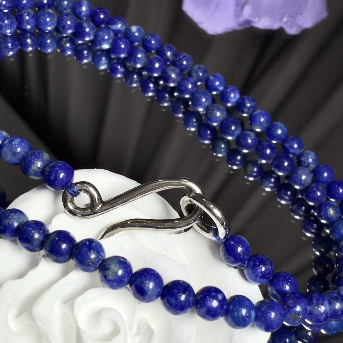 Naturligt halsband med lapis lazuli-pärlor i 925 silver