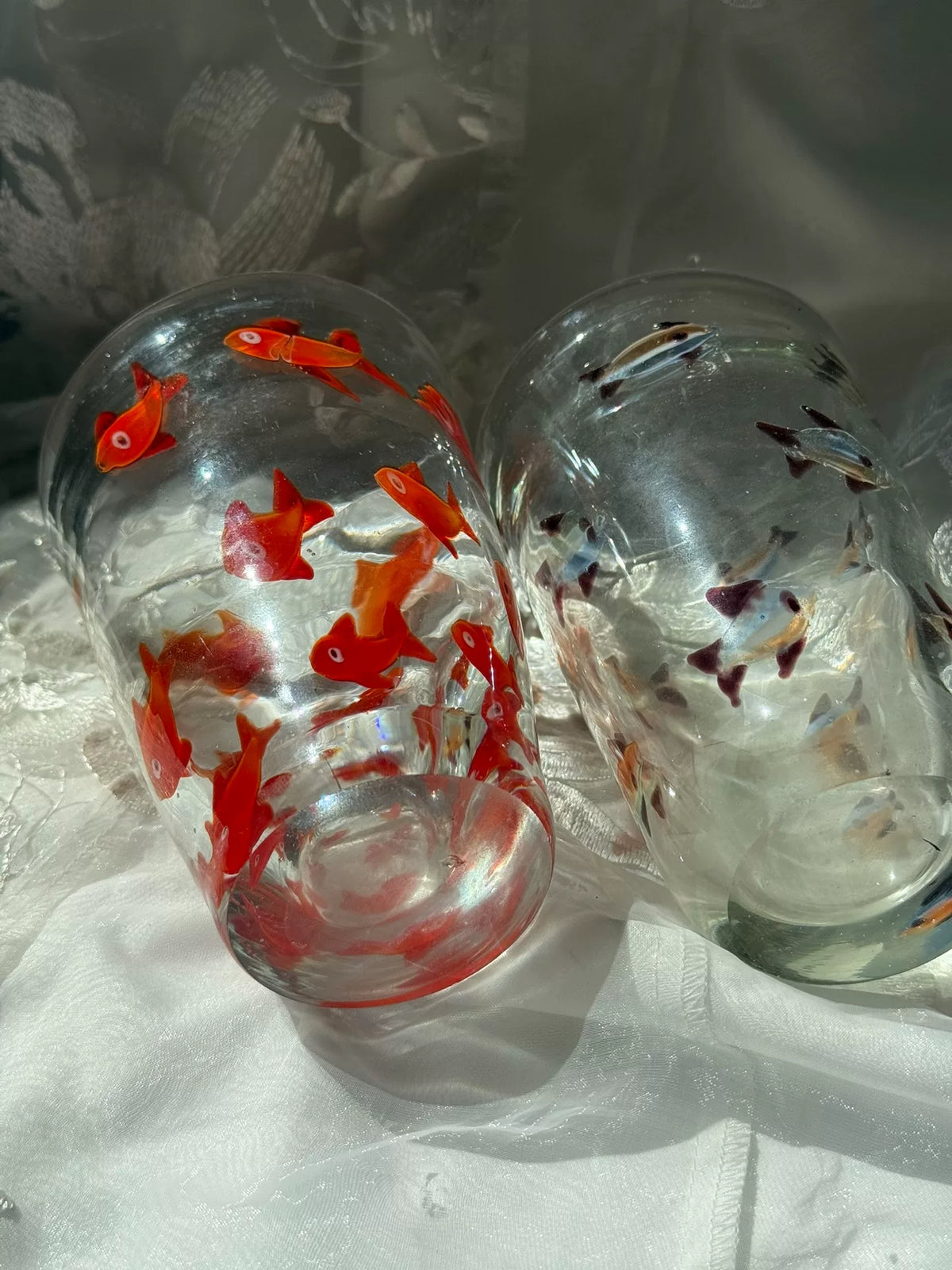 Vintage glazen vis-tumbler met rode rand