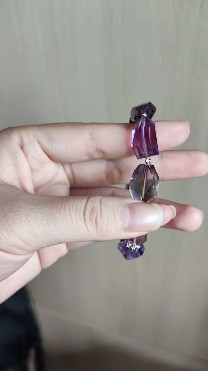 Pulsera de amatista brasileña con talla de diamante y forma libre
