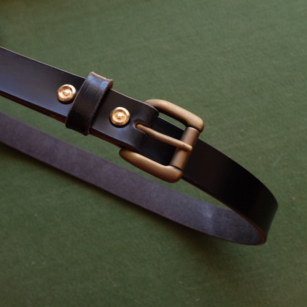 Ceinture en cuir noir artisanal avec boucle en cuivre