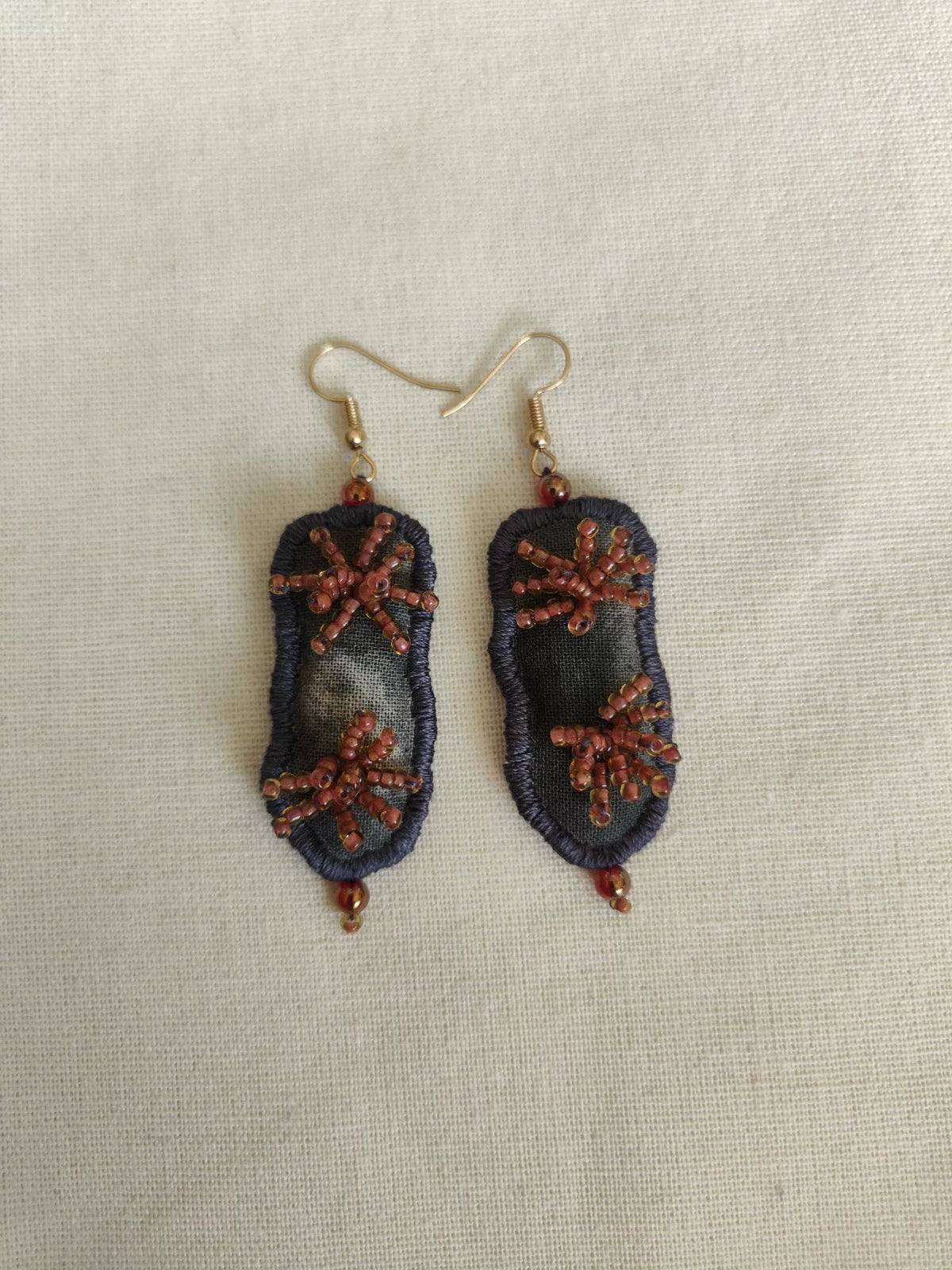 Brincos de Tecido com Miçangas Cinza e Vermelho Feitos à Mão