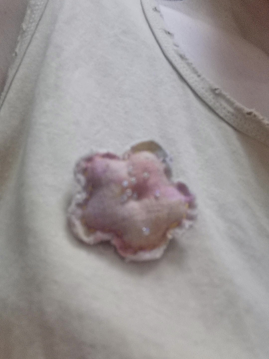 Handgjorda rosa och lila blomsternålar med strass