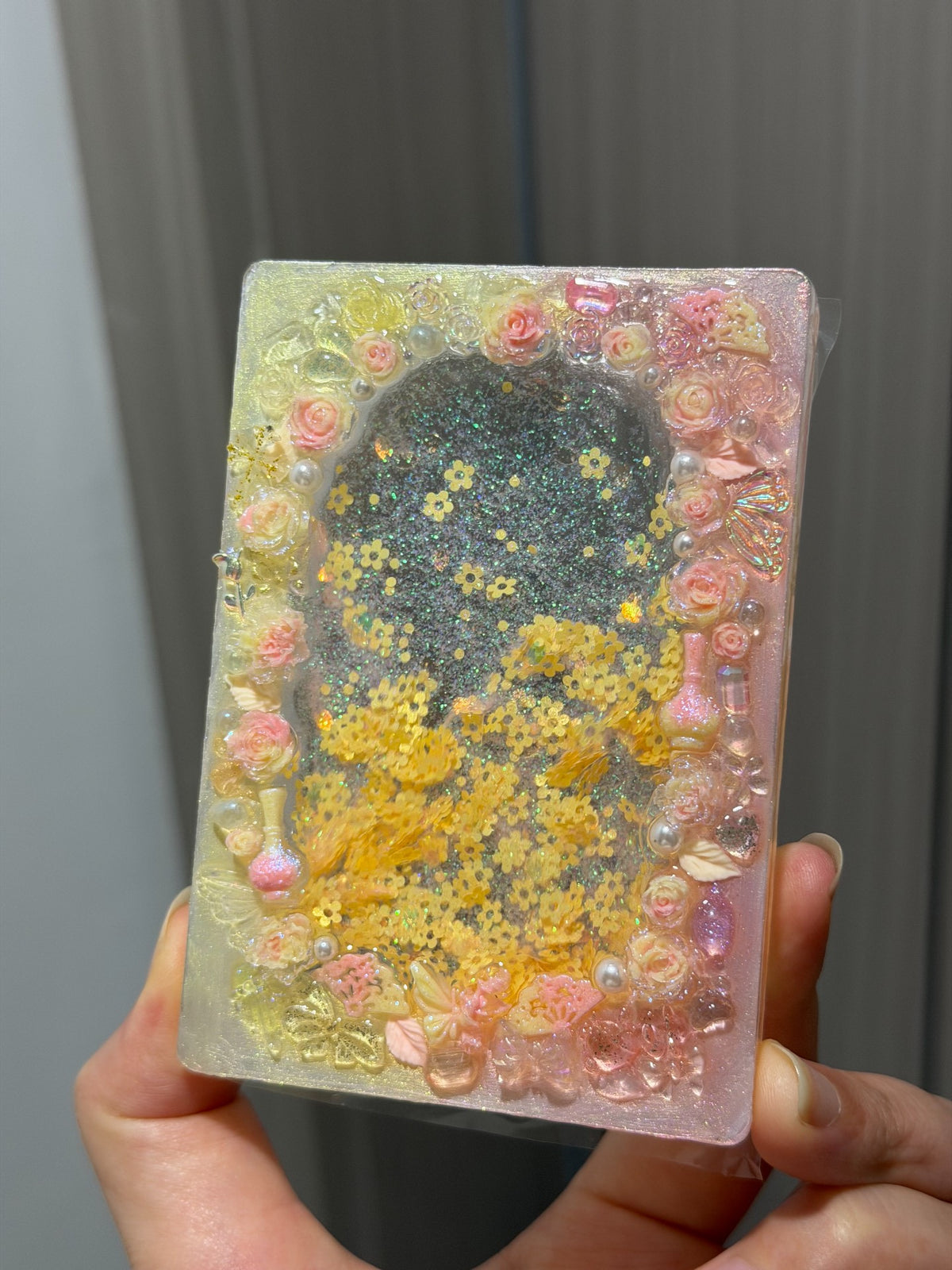 Kortshållare i resin med glitter och glitter