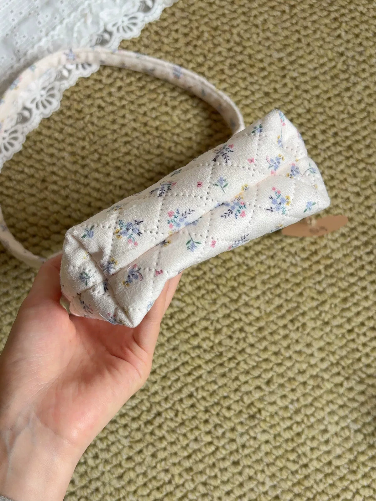 Kleine gesteppte florale Tote-Tasche