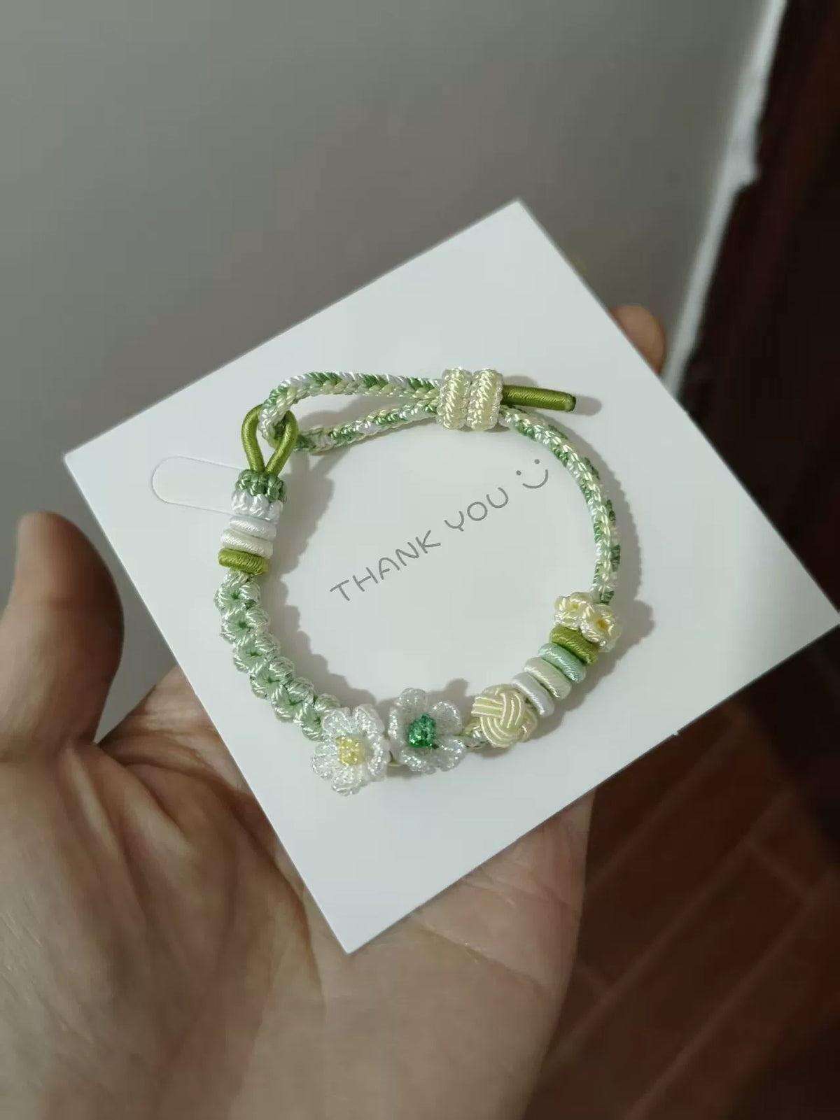 Pulseira Entrelaçada à Mão Verde e Branca com Flores Brancas
