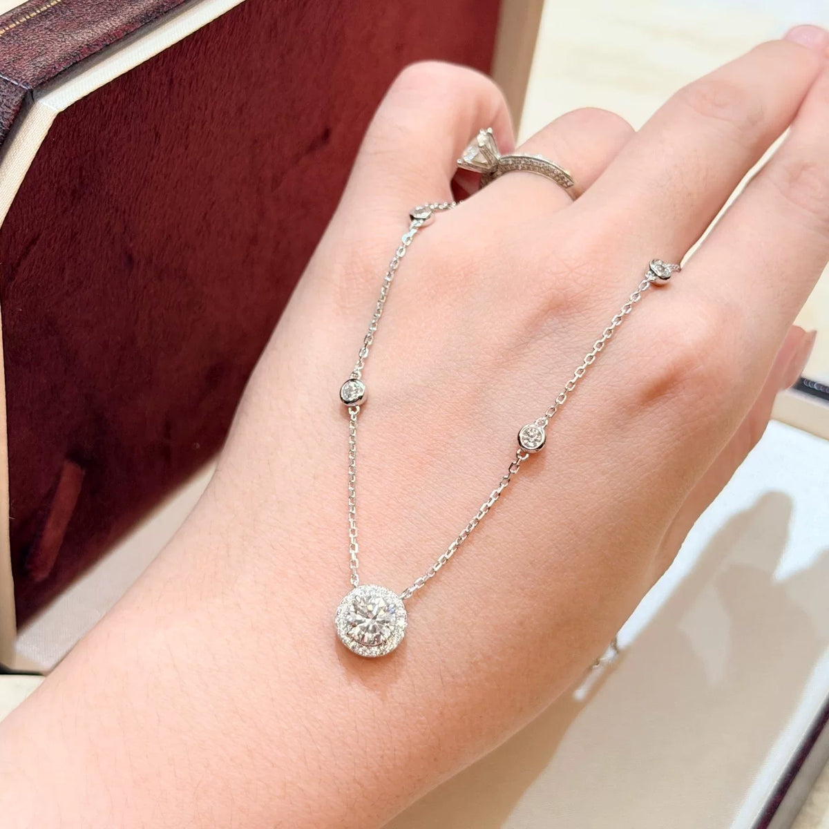 S925 halshband i silver med regndroppe och diamant-halo
