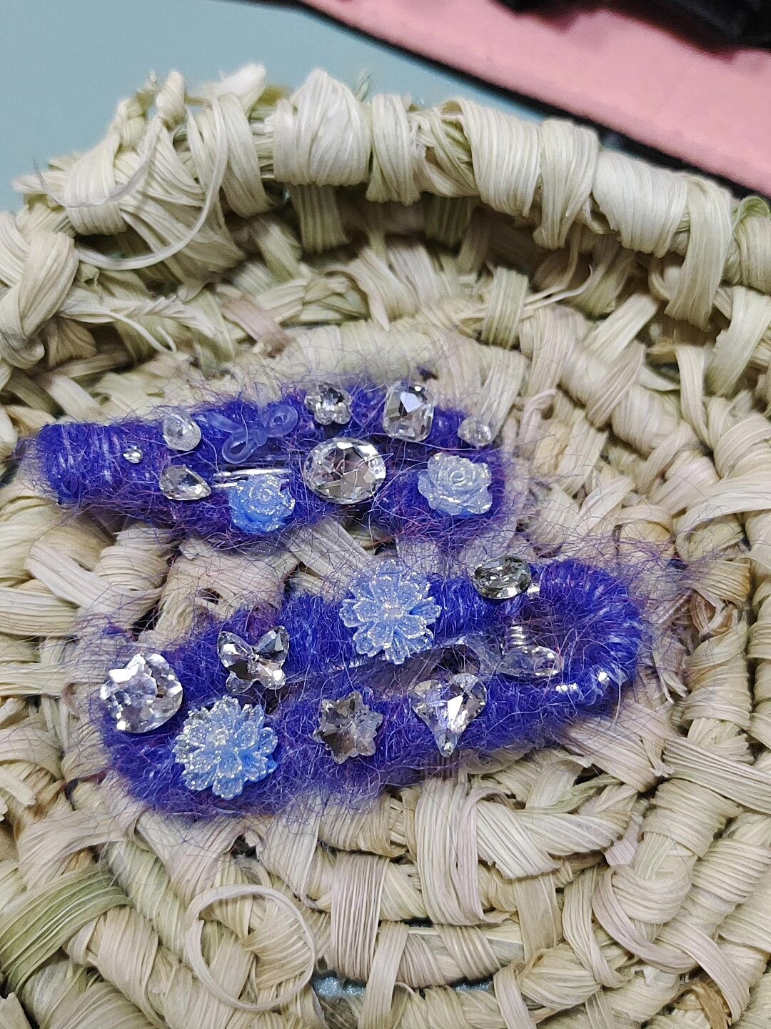 Presilha de Flor de Cristais em Lã Azul